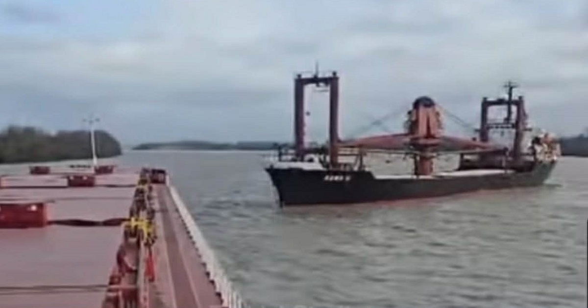 Η στιγμή της σύγκρουσης δύο φορτηγών πλοίων στην Ρουμανία