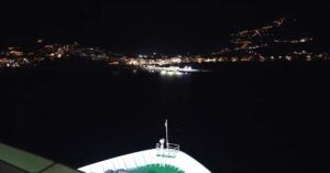 Το F/B Anemos εισέρχεται στο λιμάνι της Σερίφου ερχόμενο από Πειραιά