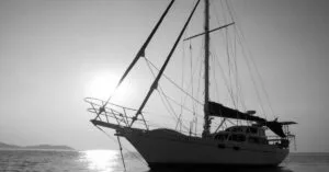 Μυστήριο με τους δύο ανθρώπους που βρέθηκαν νεκροί σε παρασυρόμενο σκάφος