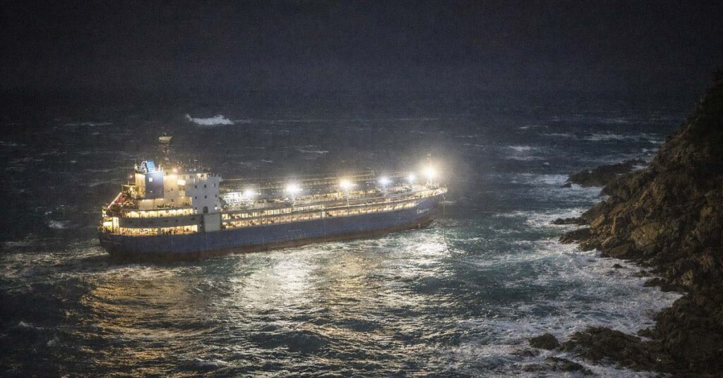 Θρίλερ με ακυβέρνητο πλοίο στην Ιταλία: Έριξε την άγκυρα του μόλις 100 μέτρα από τα βράχια