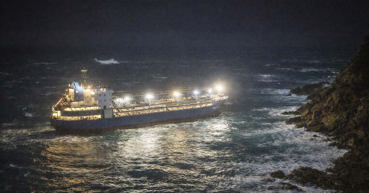 Θρίλερ με ακυβέρνητο πλοίο στην Ιταλία: Έριξε την άγκυρα του μόλις 100 μέτρα από τα βράχια