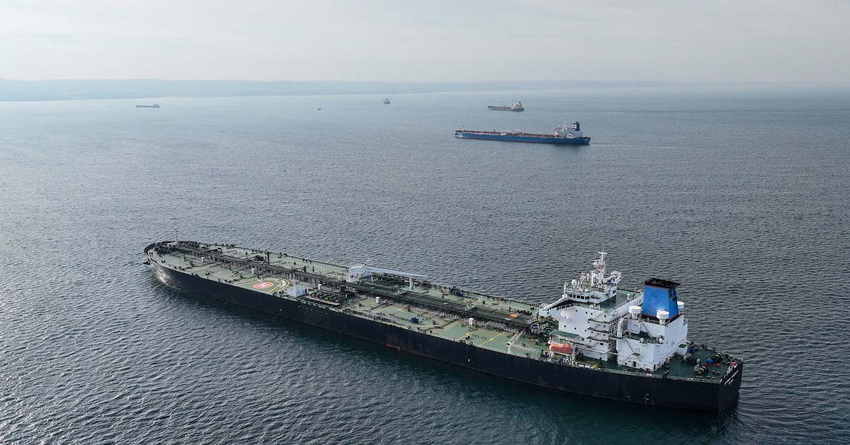 Τα πλοία δέχονται επιθέσεις, οι ναυτικοί κινδυνεύουν, η ναυτιλιακή βιομηχανία κωφεύει