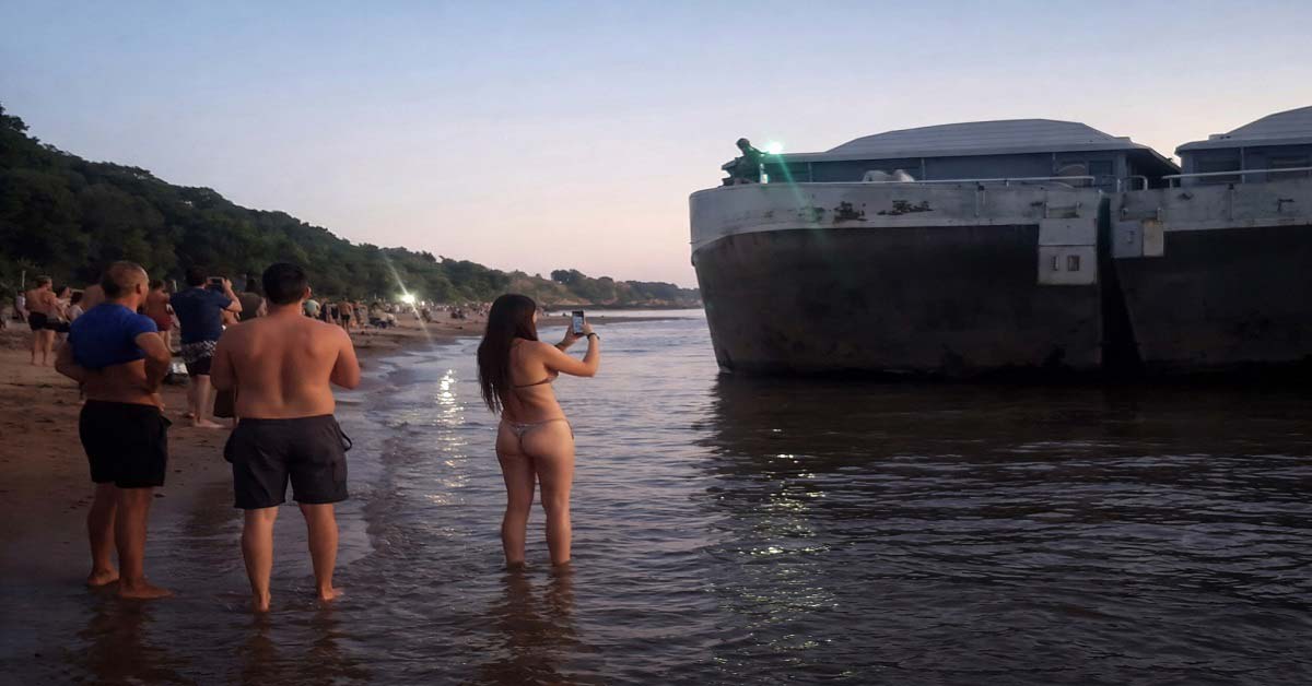 Ακυβέρνητες φορτηγίδες παρασύρθηκαν σε παράλια γεμάτη με λουόμενους