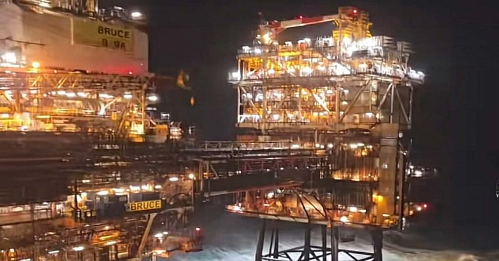 98 κόμβοι αέρα και 12 μέτρα κύμα: Η ζωή σε μια από τις αγριότερες θάλασσες του πλανήτη μας