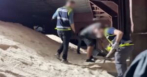 Φορτηγό πλοίο έμεινε από καύσιμα και στον έλεγχο βρέθηκαν 10 τόνοι κοκαΐνης