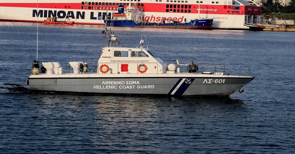 Αυτοκίνητο έπεσε στη θάλασσα στο λιμάνι του Πειραιά – Σώθηκε η γυναίκα οδηγός