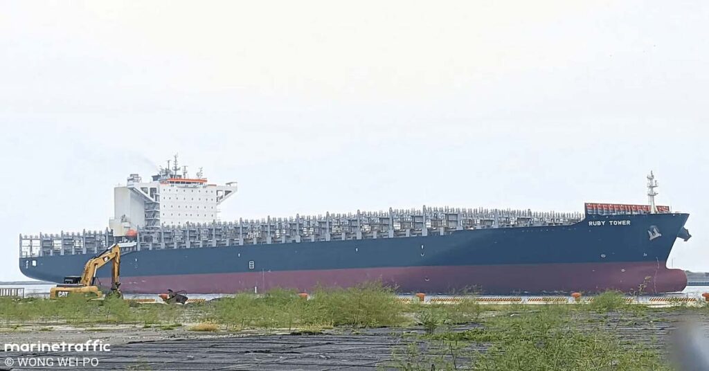 Πλοίο 300 μέτρων προσάραξε στο Mobile Ship Channel