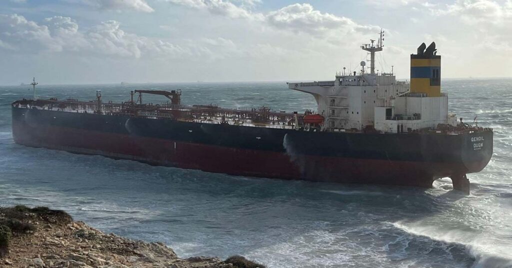 Συναγερμός από δεξαμενόπλοιο του «σκιώδους στόλου» που προσάραξε στο Αιγαίο