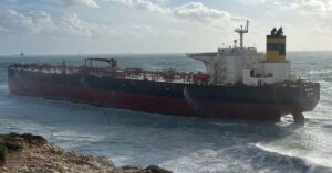 Συναγερμός από δεξαμενόπλοιο του «σκιώδους στόλου» που προσάραξε στο Αιγαίο