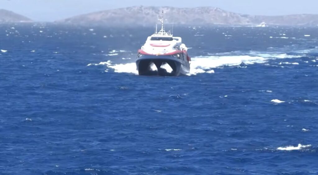 Το Flying Cat 3 στο λιμάνι της Ύδρας με ανέμους 7 μποφόρ