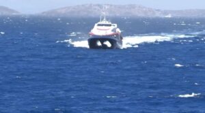 Το Flying Cat 3 στο λιμάνι της Ύδρας με ανέμους 7 μποφόρ