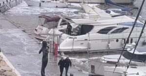 Βίντεο-ντοκουμέντο από τη στιγμή που ο άτυχος λιμενικός παρασύρεται από τα κύματα στο Παράλιο Άστρος