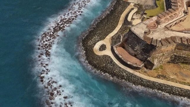 Φορτηγίδα ανεφοδιασμού καυσίμων προσάραξε