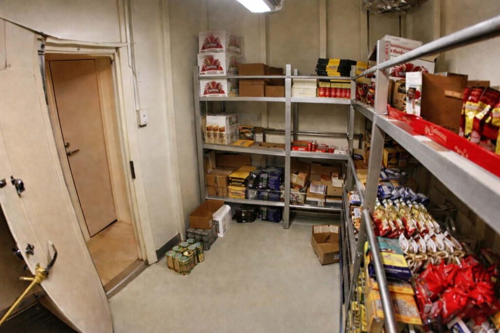 Στο Bonded Store βρίσκεται συνήθως το Slop Chest σε ένα σύγχρονο εμπορικό πλοίο