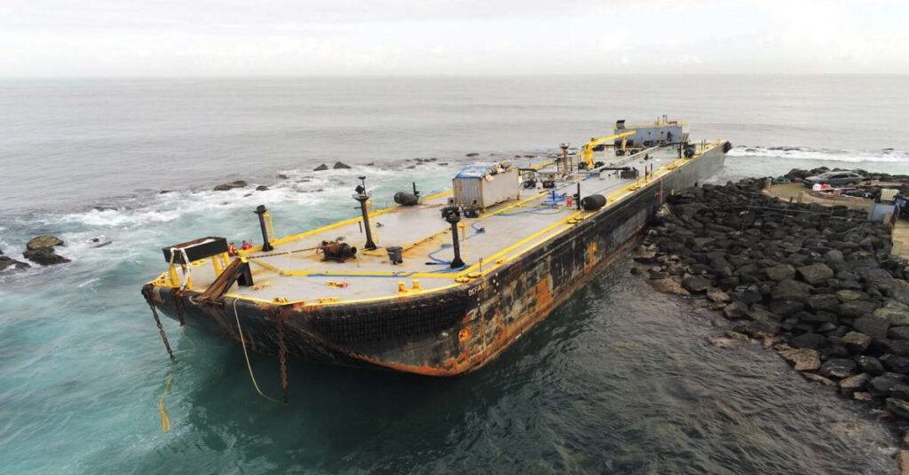 Στα βράχια έξω από το ιστορικό φρούριο του Σαν Χουάν παραμένει η φορτηγίδα Defiant