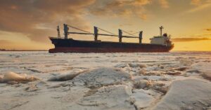 Δεκάδες πλοία κολλημένα στους πάγους στη Βαλτική