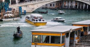Χάος σε κανάλι στη Βενετία: Πλωτό λεωφορείο με τέρμα ταχύτητα χτύπησε γόνδολες και προκάλεσε πανικό (Βίντεο)