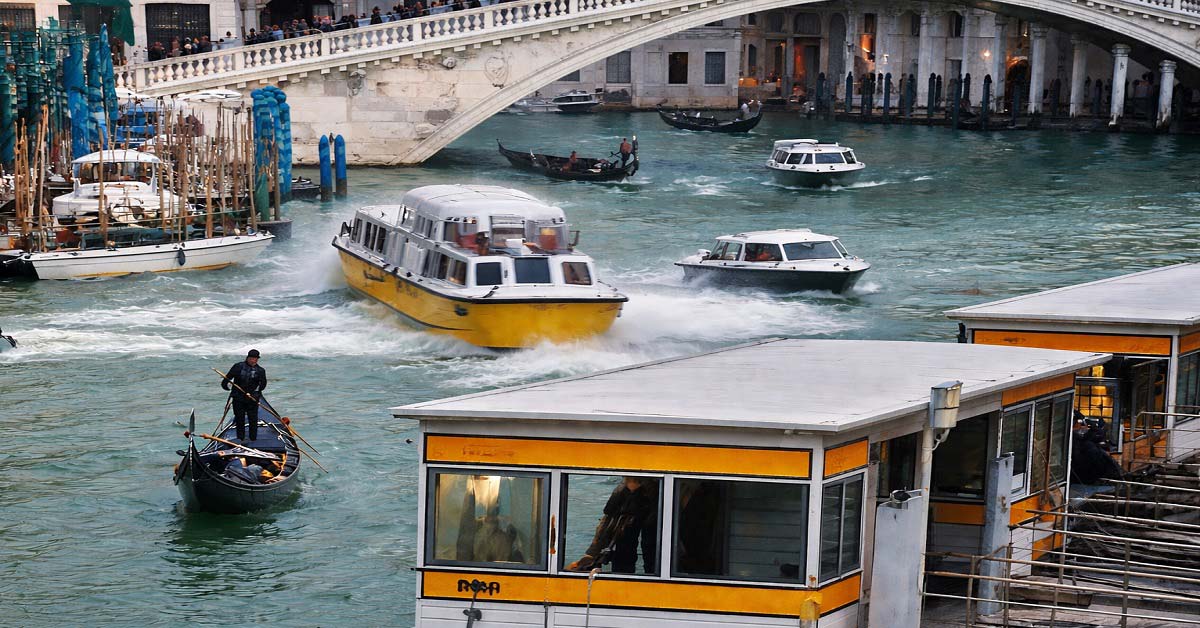 Χάος σε κανάλι στη Βενετία: Πλωτό λεωφορείο με τέρμα ταχύτητα χτύπησε γόνδολες και προκάλεσε πανικό (Βίντεο)