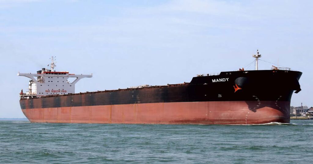 Δύο νεκροί ναυτικοί από πυρκαγιά στο μηχανοστάσιο του φορτηγού πλοίου Mandy – Ρυμουλκείται ακυβέρνητο στο λιμάνι