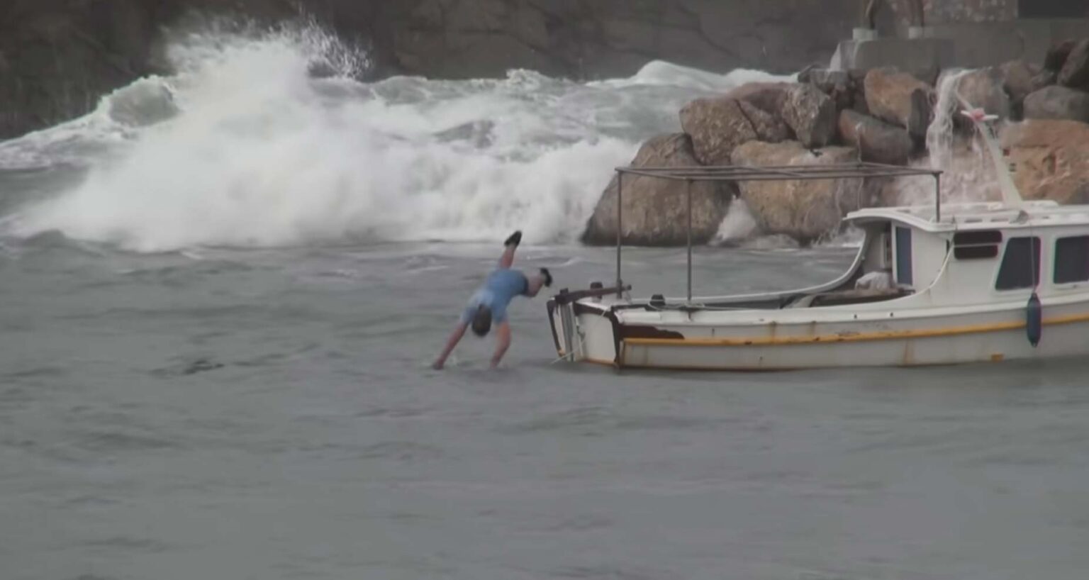 Ψαράς από τη Αστυπάλαια έπεσε στην θάλασσα με 9 μποφόρ για να σώσει το καΐκι του