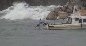 Ψαράς από τη Αστυπάλαια έπεσε στην θάλασσα με 9 μποφόρ για να σώσει το καΐκι του