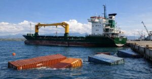 Τραγωδία σε λιμάνι της Ινδονησίας: Ένας νεκρός από την πτώση κοντέινερ από το πλοίο Pacific 88