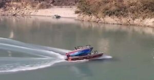 Βίντεο-σοκ από την Ινδία: Σφοδρή σύγκρουση τουριστικών βαρκών – Χειριστής πήδηξε στο νερό