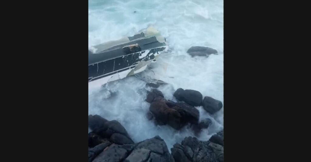 Θαλαμηγός διαλύθηκε στα βράχια στην Ελαφόνησο (video)