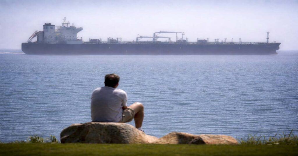 Γιατί η βενζίνη διανύει πάνω από 6.000 μίλια για να φτάσει στην Καλιφόρνια; Ο ρόλος των τάνκερ ξένης σημαίας