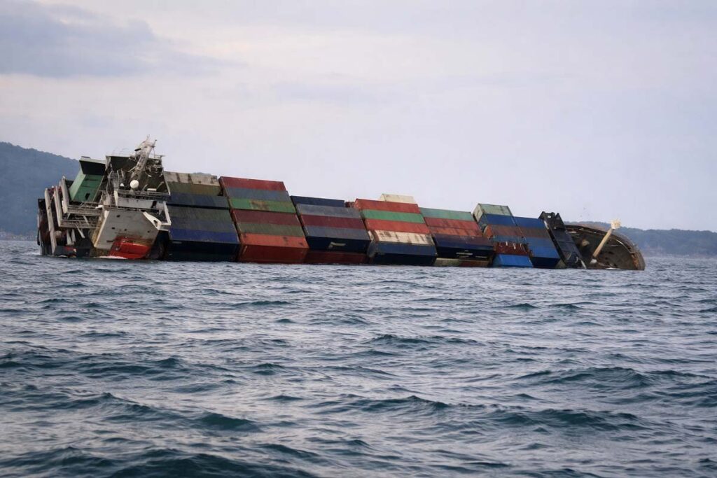 το Βασιλικό Ναυτικό της Ταϊλάνδης διέσωσε την τελευταία στιγμή 16 μέλη του πληρώματος που επέβαιναν σε ένα μικρό πλοίο πλοίο μεταφοράς κοντέινερ