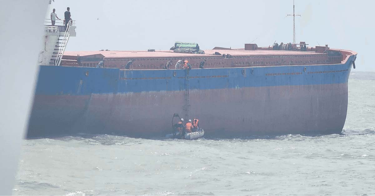 Φορτηγό πλοίο με χιλιάδες τόνους άμμου προσάραξε και βούλιαξε