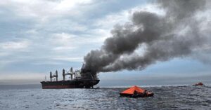 Άκαρπες οι έρευνες για 3 ναυτικούς μετά από επίθεση σε πλοίο στο Ορμούζ