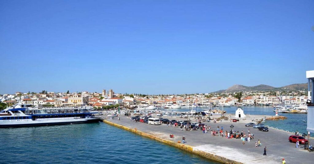 «Βράζει» η Αίγινα: Διακοπή σύμβασης από τον ΕΟΠΥΥ αφήνει το νησί χωρίς αιμοκάθαρση