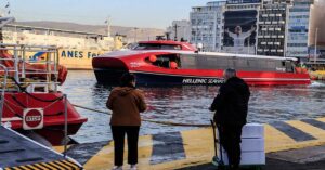 Αυτοκίνητο με τον οδηγό έπεσε στη θάλασσα στο λιμάνι του Πειραιά!