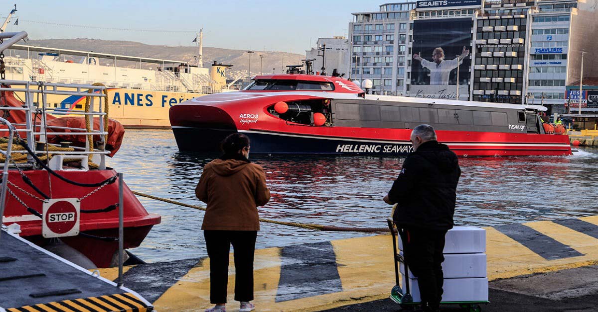 Αυτοκίνητο με τον οδηγό έπεσε στη θάλασσα στο λιμάνι του Πειραιά!