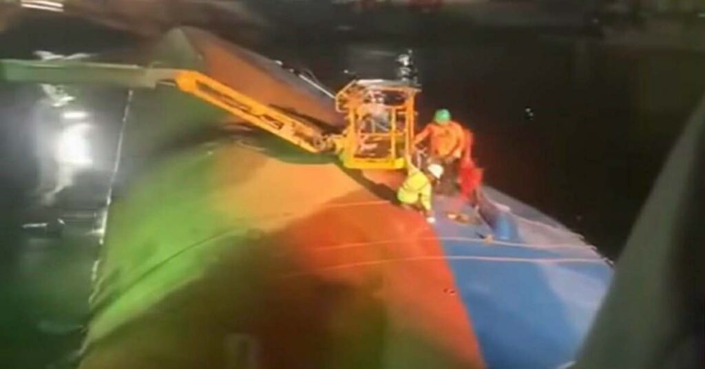 Πλοίο ανατράπηκε ενώ φόρτωνε τσιμέντο: Ένας νεκρός και ένας παγιδευμένος