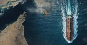 Είναι αλήθεια ότι οι εφοπλιστές στέλνουν τα πλοία τους στο Ορμούζ επειδή “καλύπτονται από τις ασφάλειες”;