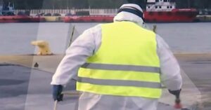 Ψεκάζουν οχήματα που βγαίνουν στο λιμάνι του Πειραιά