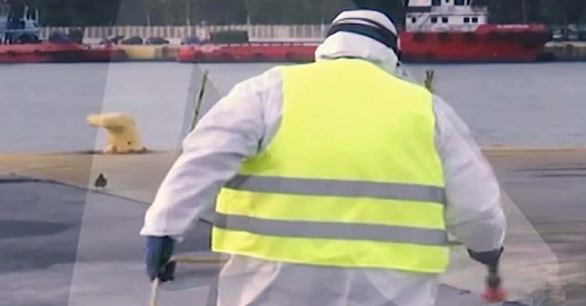 Ψεκάζουν οχήματα που βγαίνουν στο λιμάνι του Πειραιά