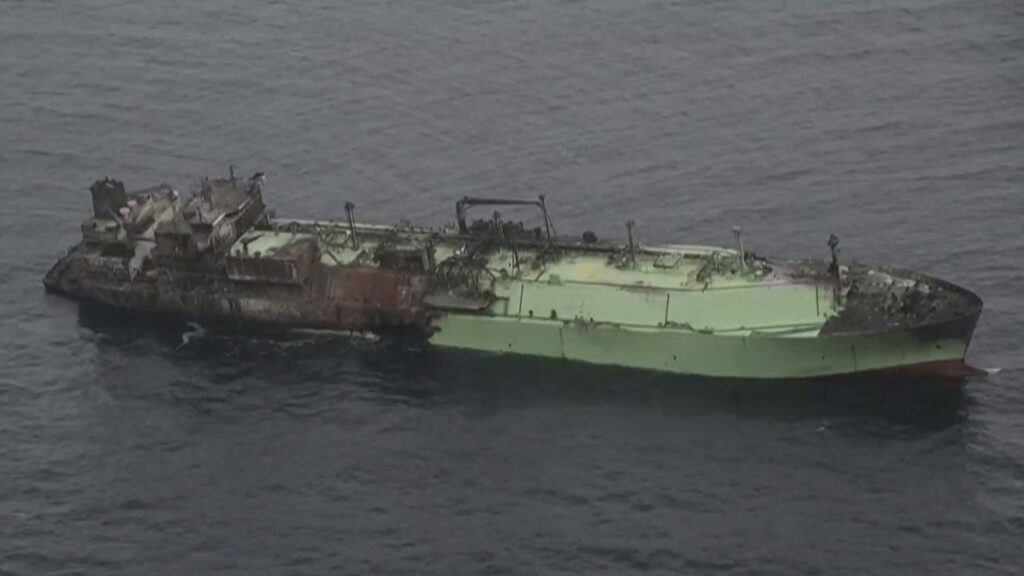 Προς τη Λιβύη κατευθύνεται το καμένο Arctic Metagaz – Το σχέδιο διάσωσης