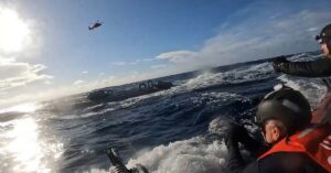 Βίντεο: Καταδίωξη ημι-υποβρυχίου «ναρκόπλοιου» στον Ειρηνικό από την Αμερικανική Ακτοφυλακή