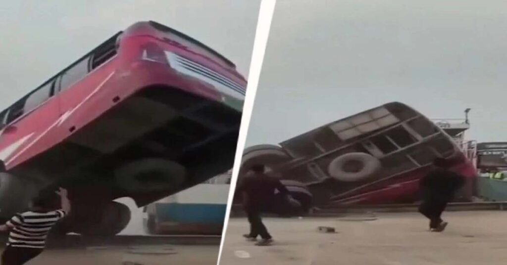 Εικόνες σοκ στο Μπαγκλαντές: Λεωφορείο με 40 επιβάτες βυθίστηκε την ώρα επιβίβασης σε πλοίο