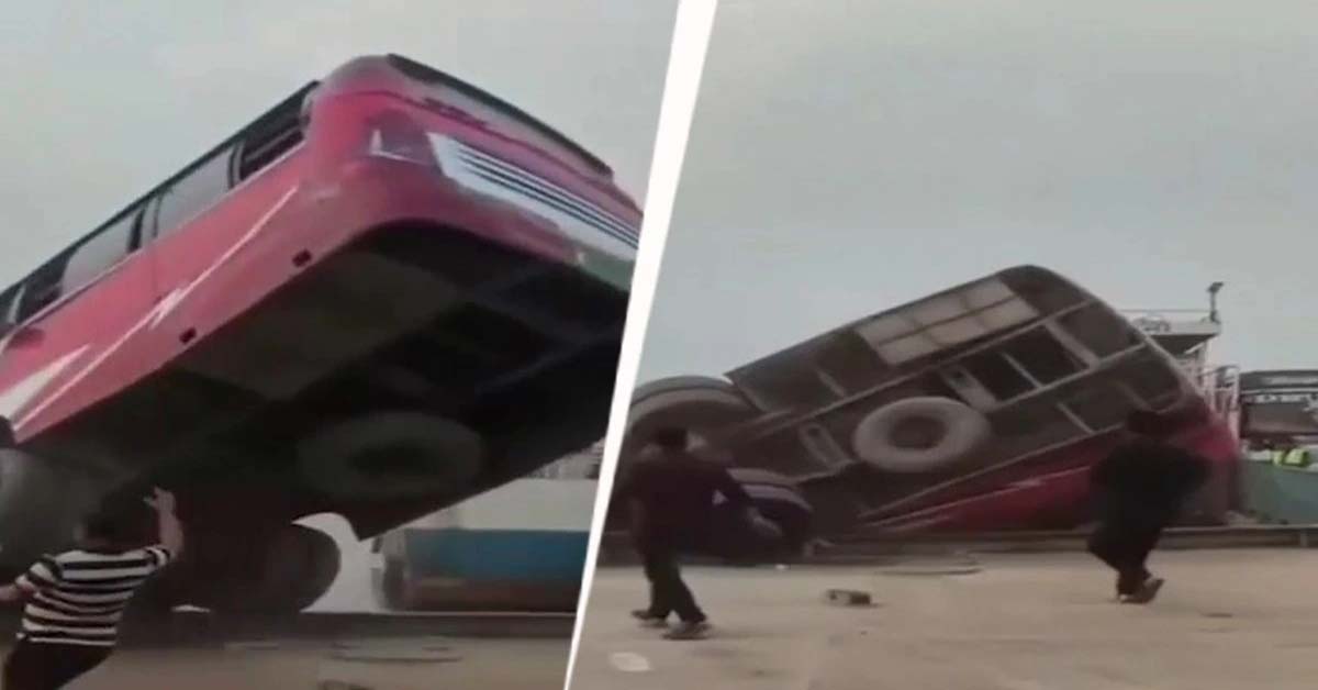 Εικόνες σοκ στο Μπαγκλαντές: Λεωφορείο με 40 επιβάτες βυθίστηκε την ώρα επιβίβασης σε πλοίο