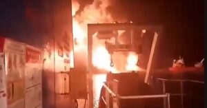 «Σκοτώθηκε κόσμος εδώ!» – Οι δραματικές στιγμές Ελλήνων ναυτικών ενώ πέφτουν πύραυλοι δίπλα τους