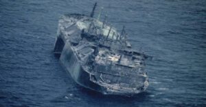 Πλοίο φάντασμα πλέει ακυβέρνητο στην Μεσόγειο: Το βομβάρδισαν αλλά δεν βυθίστηκε