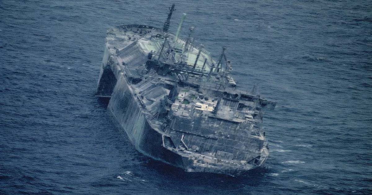 Πλοίο φάντασμα πλέει ακυβέρνητο στην Μεσόγειο: Το βομβάρδισαν αλλά δεν βυθίστηκε