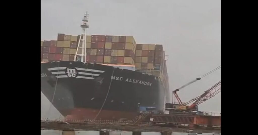 Πλοίο 365 μέτρων έσπασε τους κάβους του και προσέκρουσε στην προβλήτα