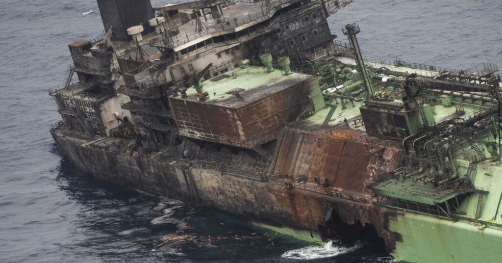 Προς τη Λιβύη κατευθύνεται το καμένο Arctic Metagaz – Το σχέδιο διάσωσης