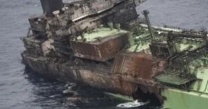 Προς τη Λιβύη κατευθύνεται το καμένο Arctic Metagaz – Το σχέδιο διάσωσης