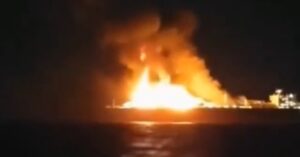 Πλοίο μεταφοράς φυσικού αερίου φλέγεται στη Μεσόγειο - Άγνωστη η τύχη του πληρώματος
